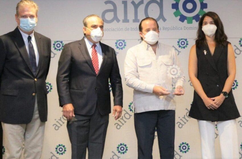  José Paliza recibe reconocimientos de AIRD y ASONAHORES