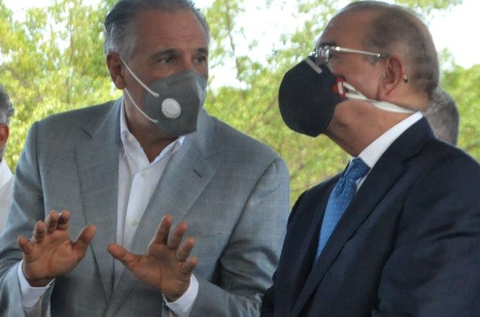  Lanzan bomba lacrimógena en terminal Parque del Este mientras Danilo Medina la inauguraba