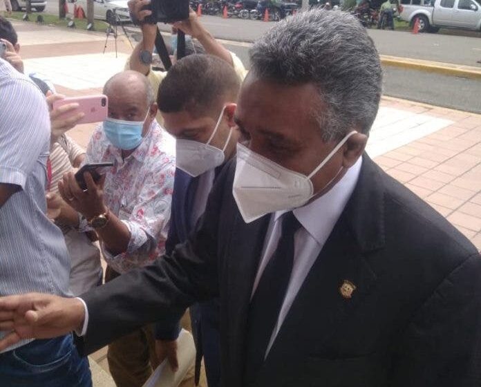  Félix Bautista llega puntual a su cita en la Procuraduría anticorrupción