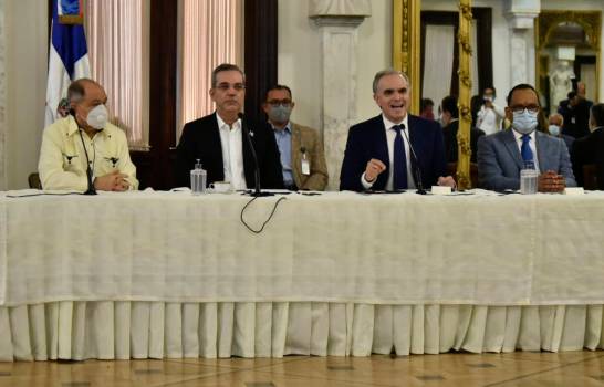  Presidente crea fondo especial para dar doble sueldo a los empleados que están en Fase I