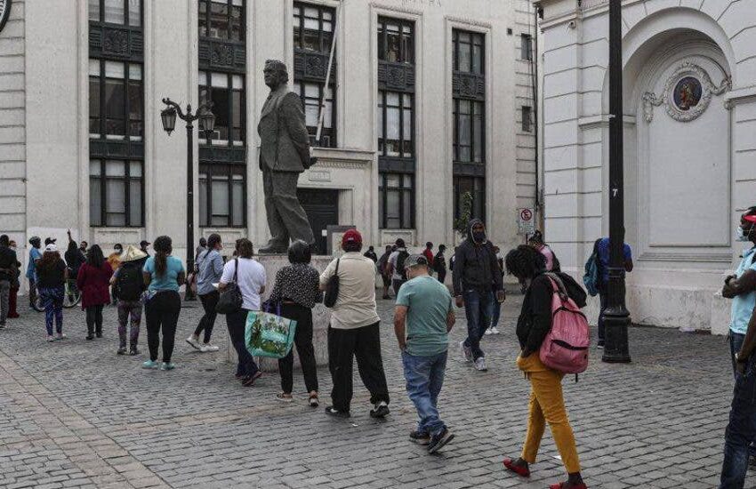  Chilenos inician retiro de ahorros de AFP por segunda vez durante pandemia