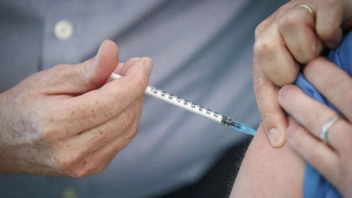  182 miembros del personal médico serían vacunados este martes