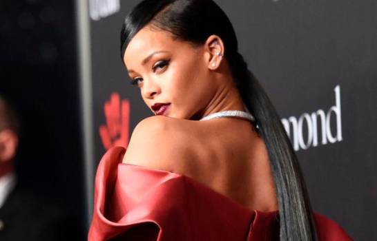  Rihanna alborota las redes sociales posando en topless