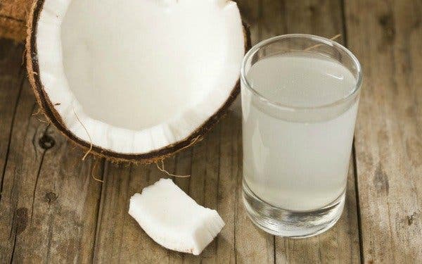  6 razones para beber agua de coco todos los días