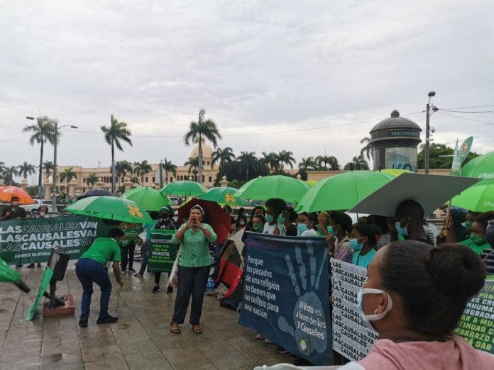  Instalan campamento frente al Palacio Nacional en demanda de 3 causales en el Código Penal