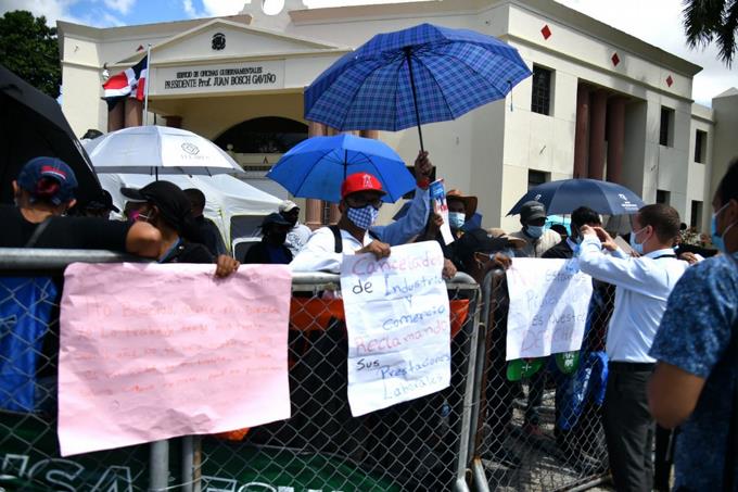  Decenas de desvinculados de Industria y Comercio reclaman sus prestaciones frente al Palacio Nacional
