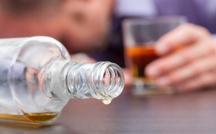 Reportan otras 3 muertes por intoxicación alcohólica