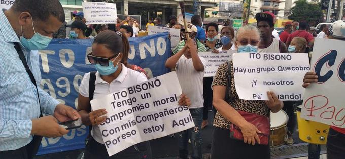  Exempleados protestan frente a Industria y Comercio en demanda de sus prestaciones laborales