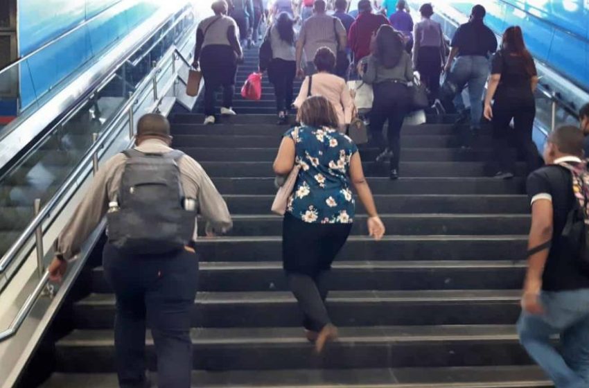  Usuarios del Metro al grito por escaleras eléctricas apagadas
