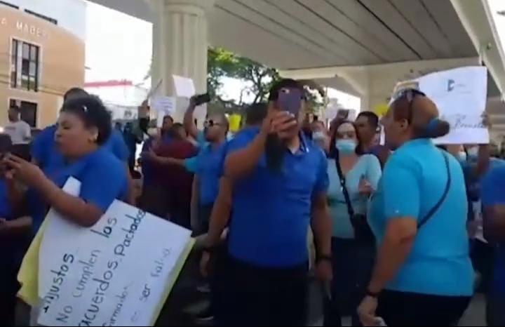  Profesores protestan por represión policial