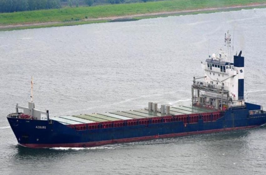  Rusia hunde barco con bandera de Dominica
