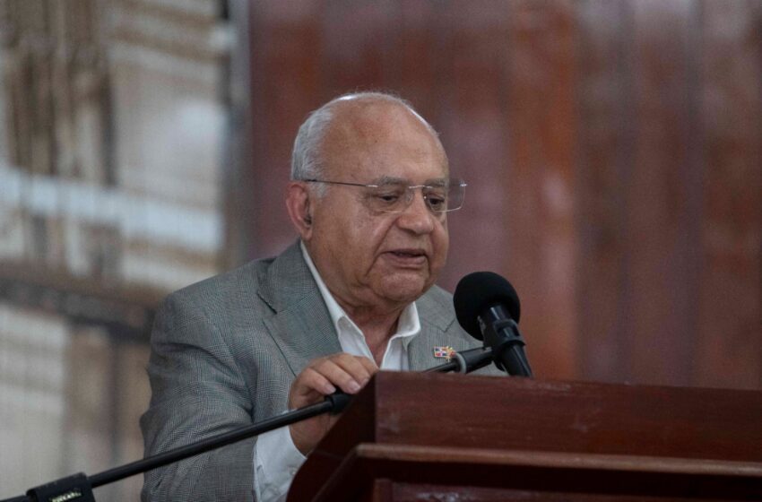 Amaury Justo Duarte pone libro en circulación.