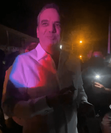  Abinader come chicharrón con varios ciudadanos