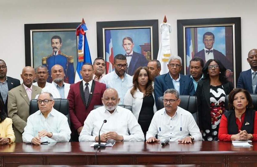  Minerd anuncia “decisión correctiva” de aumento y regularización a técnicos docentes