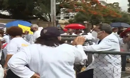  Médicos y policías protagonizan incidente frente al Palacio Nacional