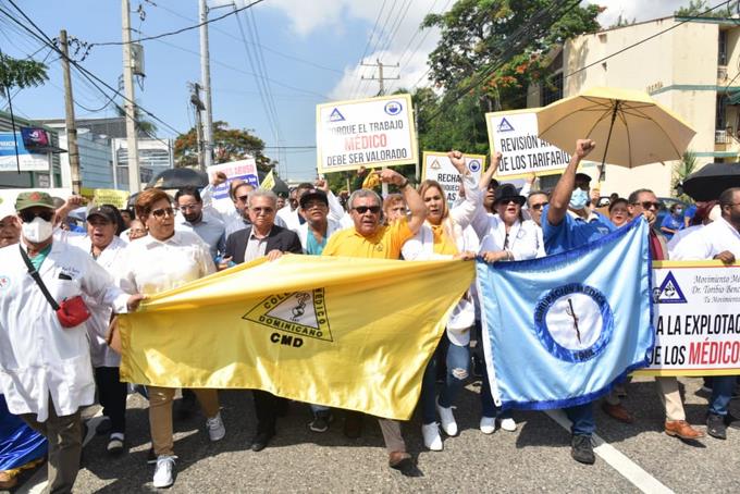  Colegio Médico y ADP llevan marcha a Santiago contra las ARS y AFP