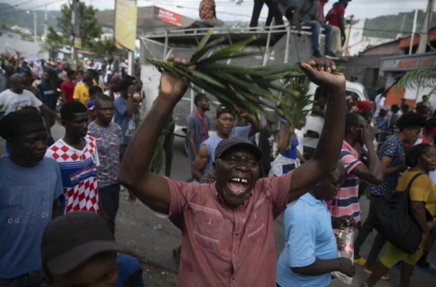  Miles de manifestantes haitianos exigen la renuncia del primer ministro Ariel Henry