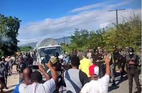  Atacan con piedras y botellas destacamento policial en Los Negros, Azua