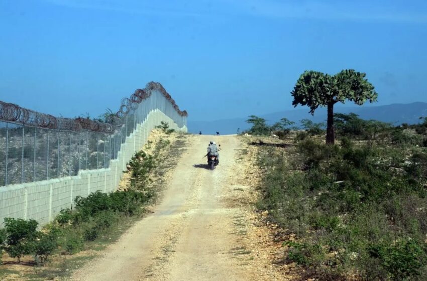  Detalles del muro fronterizo en la zona de Jimaní