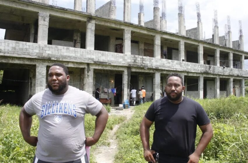  Plantel ocupado por familias haitianas que rentan aulas a RD$1,500