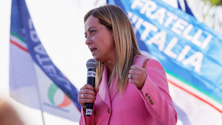  Giorgia Meloni pone a Macrón en su puesto
