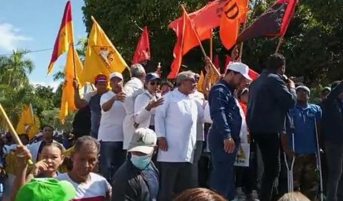  Médicos, maestros y dirigentes comunitarios de SFM protestan contra las ARS