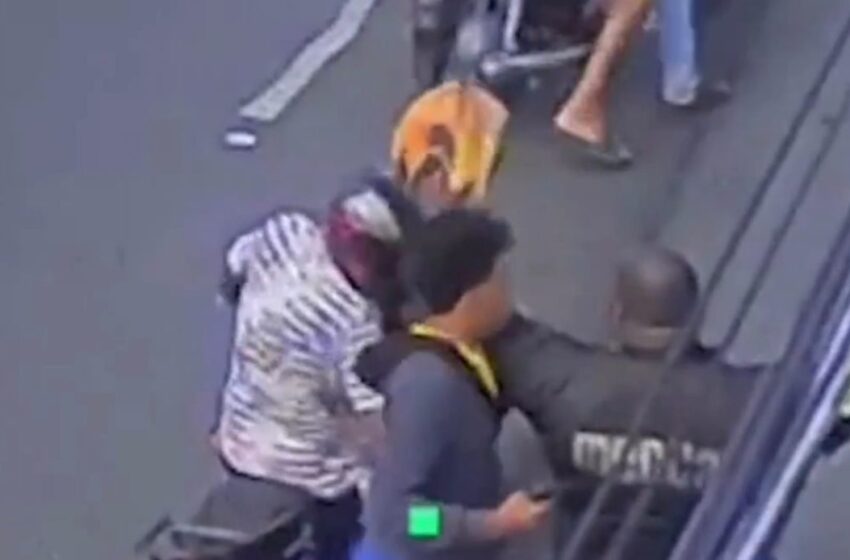  Atraco grupal: seis asaltantes le roban pertenencias a motoristas