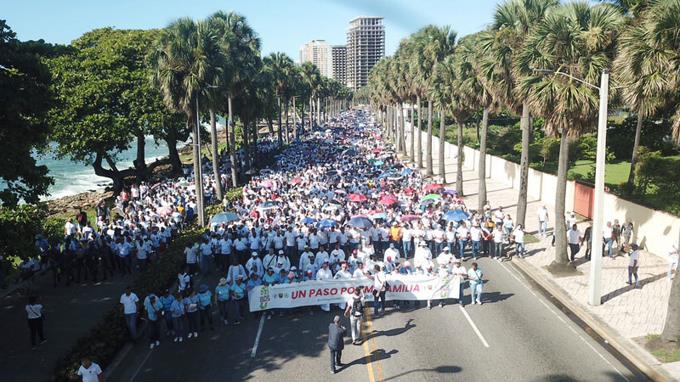  Multitud dio un paso por la familia durante marcha en el malecón