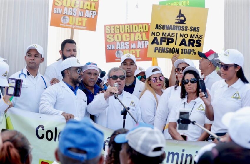  Médicos marchan contra las ARS y las AFP en Azua