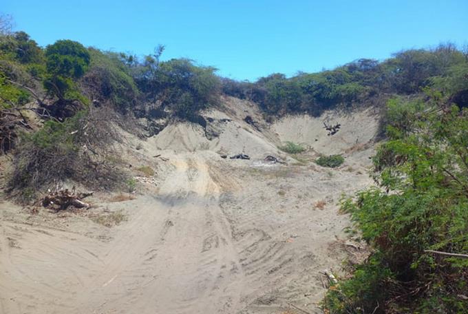  ACABANDO CON EL PAÍS. Munícipes de Baní confirman daños a las Dunas
