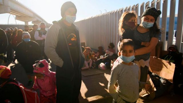  Familias se entregan en frontera sur de EE.UU