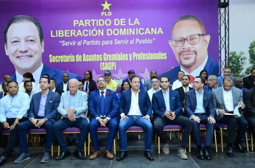  ABEL JURAMENTA. Abel Martínez juramenta a 800 abogados; respalda candidato al Card