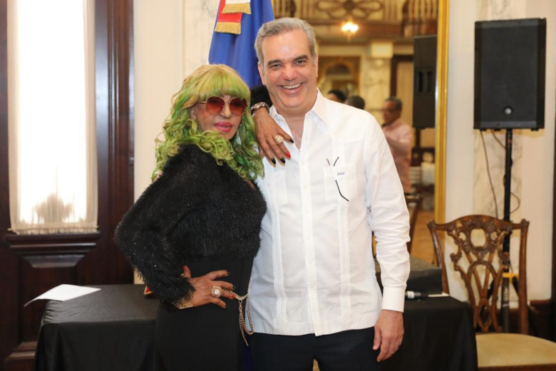  ABINADER Y LA GRAN FEFITA. Abinader reconoce con Medalla Presidencial al Mérito Civil a Fefita la Grande y otros 7 músicos típicos