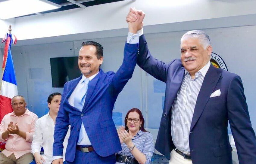  SE VA UN SENADOR DEL PRM AL PRD. Miguel Vargas juramenta al senador Iván Silva en el PRD