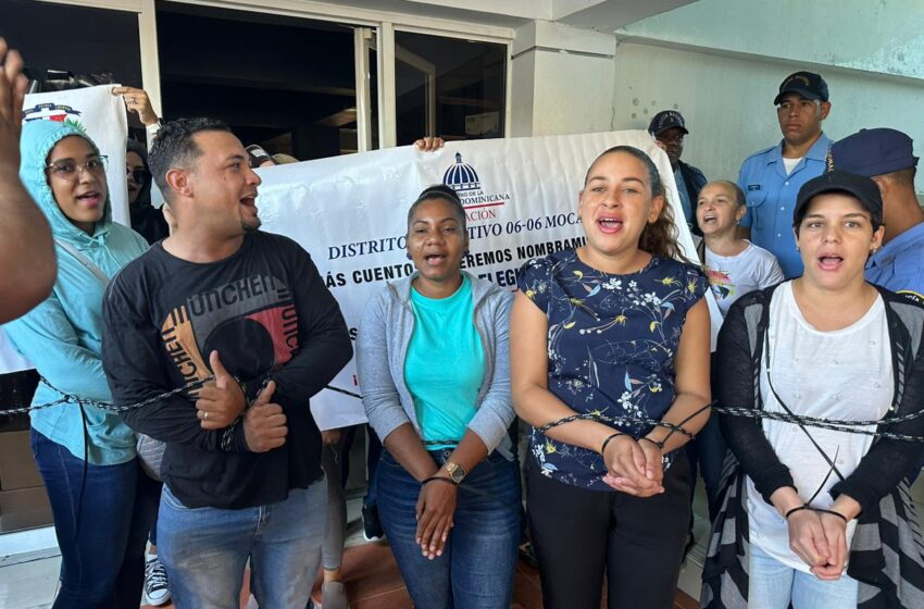  PROFESORES CANSADOS DE RECLAMAR, OCUPAN DISTRITO EDUCATIVO 06-06 MOCA.