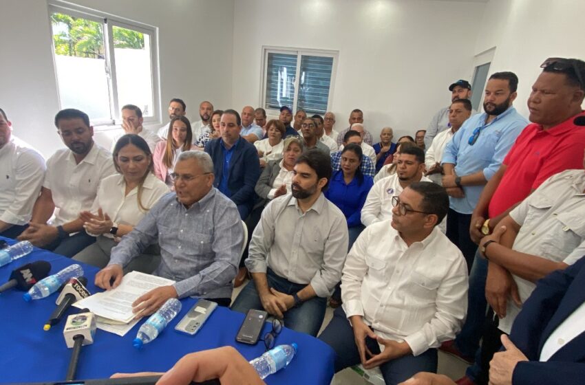  GUAROCUYA CABRAL, DE MOCA PRESENTA EQUIPO DE CAMPAÑA ARCOIRAL