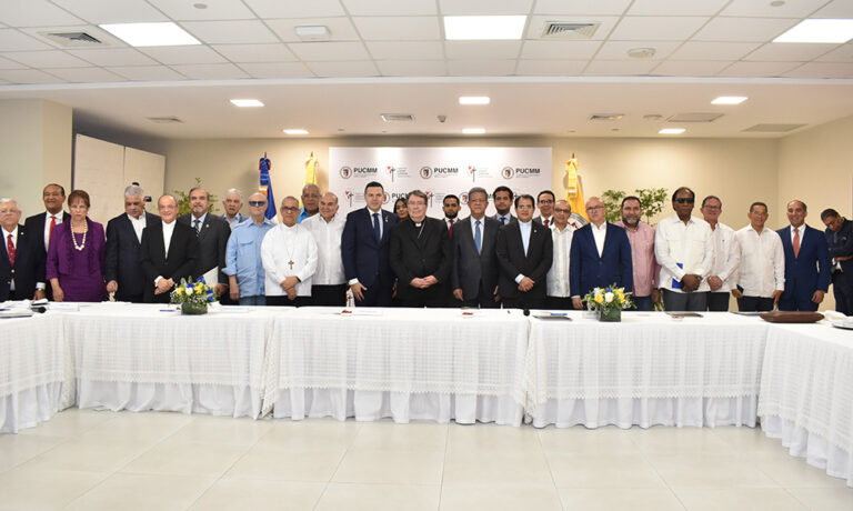  Políticos se reúnen con nuncio apostólico EE.UU