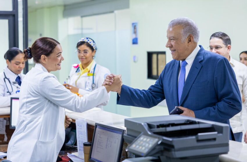  Ministro Bautista  visita Hospital General Docente de la Policía Nacional, destaca calidad del servicio.